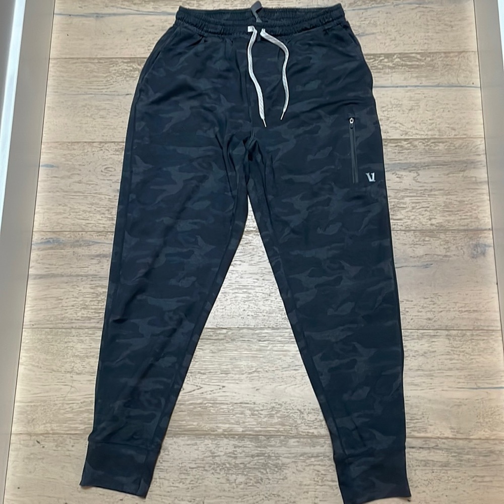 Vuori Sunday performance men’s jogger, Dark camo, size medium